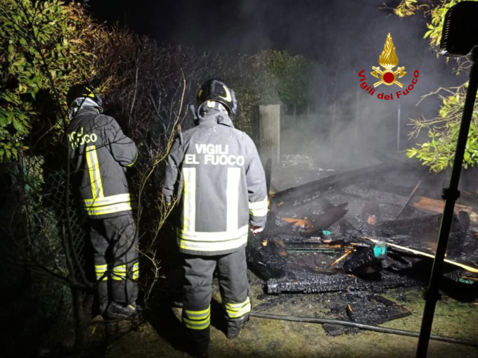 In fiamme una casetta in legno usata come ricovero attrezzi