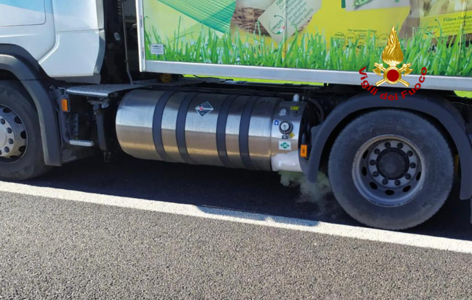 Autostrada A13 bloccata: camion frigo perde gas dal serbatoio
