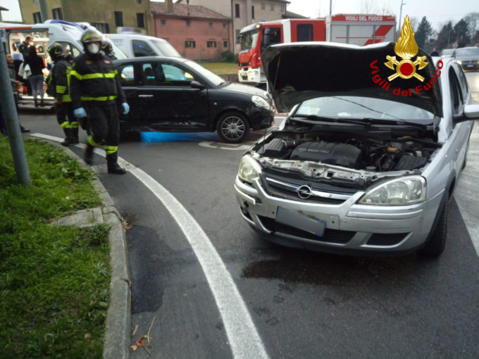 Scontro tra due auto a Curtarolo: due feriti