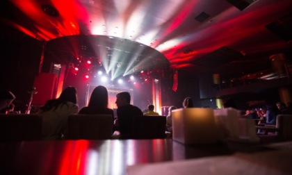 Sfruttamento della prostituzione nei privé di un night: cinque indagati