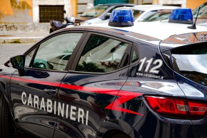 Molestava e aggredisce i clienti in un locale, all’arrivo dei Carabinieri fornisce un nome falso