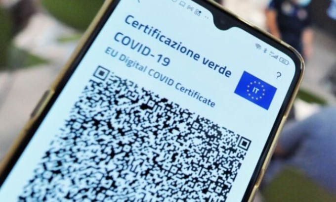 Corrompe un farmacista per una finta vaccinazione così da avere il Green Pass rafforzato