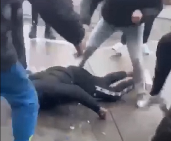 Padova, il video shock della brutale aggressione in piazzale stazione
