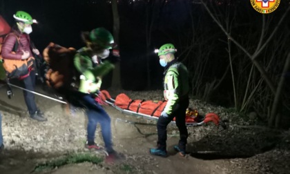 Cade con la mountain bike scendendo lungo la pista del Monte Cecilia: 22enne ferito