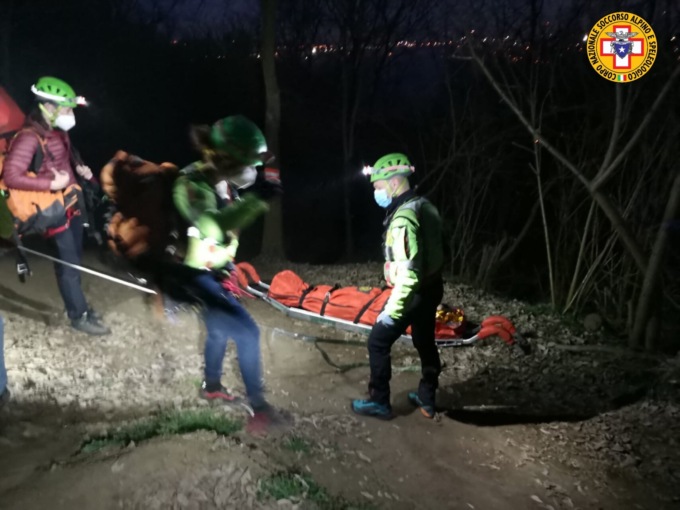 Cade con la mountain bike scendendo lungo la pista del Monte Cecilia: 22enne ferito