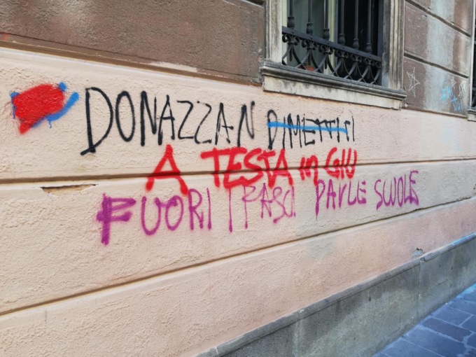 “A testa in giù”: minacce a Padova contro l’assessore Donazzan. La solidarietà di Giorgia Meloni
