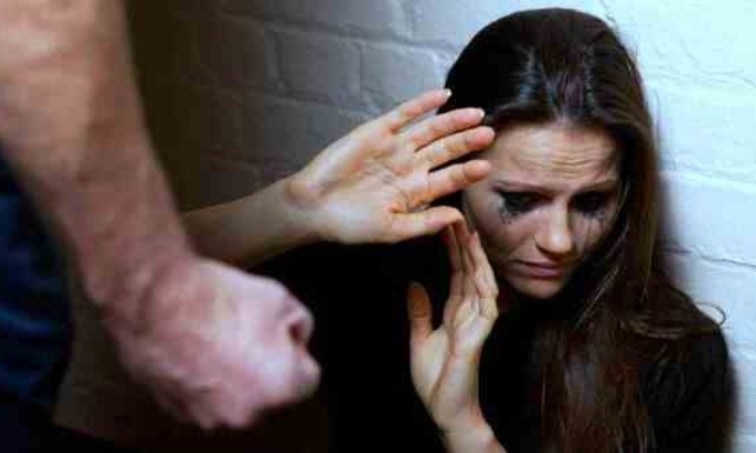 Entra di soppiatto in casa dell’ex e la aggredisce con le mani al collo: fermato un 38enne