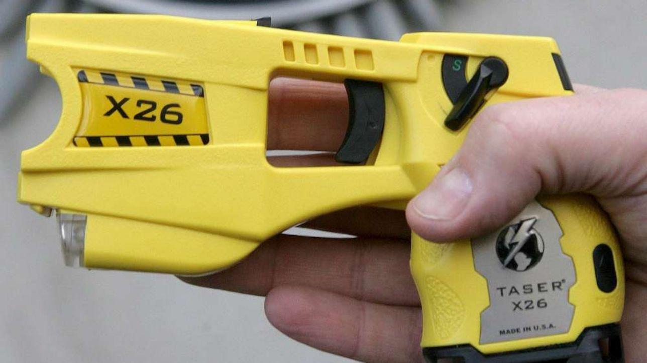 Taser, la pistola elettrica per le forze dell'ordine. Ecco come funziona 