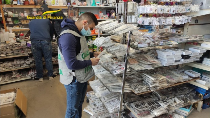 Padova, altro che “Made in Italy”: sequestrati 17mila souvenir tarocchi