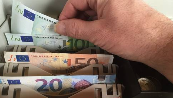 Addetta alle pulizie ruba denaro mentre tutti sono in pausa pranzo: in due mesi si è intascata 6mila euro