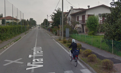 Pirata della strada investe una donna in bicicletta e scappa: ricoverata in gravi condizioni