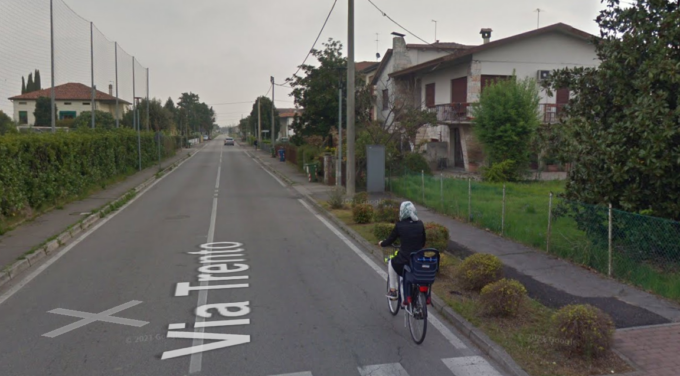 Pirata della strada investe una donna in bicicletta e scappa: ricoverata in gravi condizioni