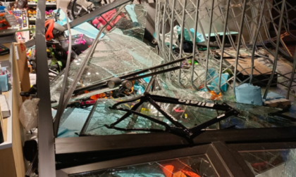 Sfondano la vetrina di un negozio di bici con un furgone: rubati articoli per 6mila euro