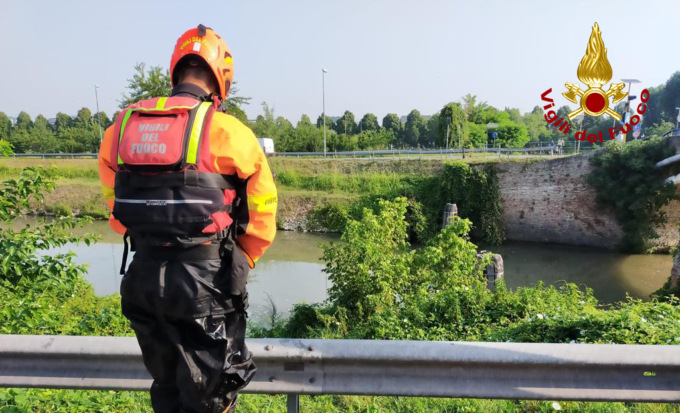 Perde l’equilibrio, batte la testa e muore annegato nel Brenta