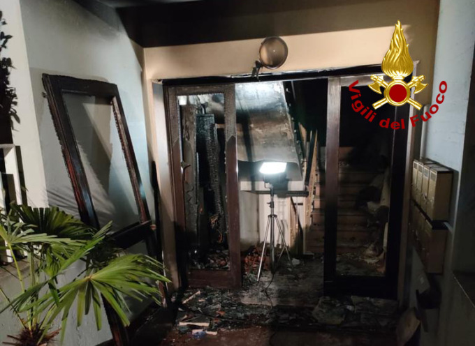 Brucia il quadro elettrico nel vano scale del condominio: due persone intossicate