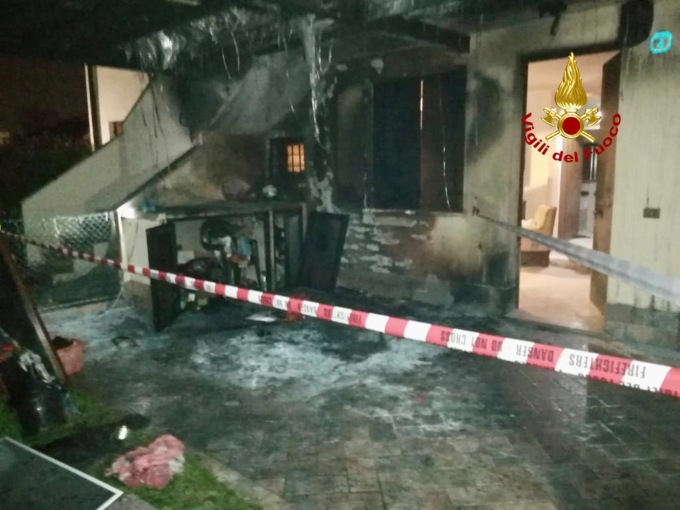 Tavolo in plastica va a fuoco e scatena un incendio: una donna rimane intossicata dal fumo