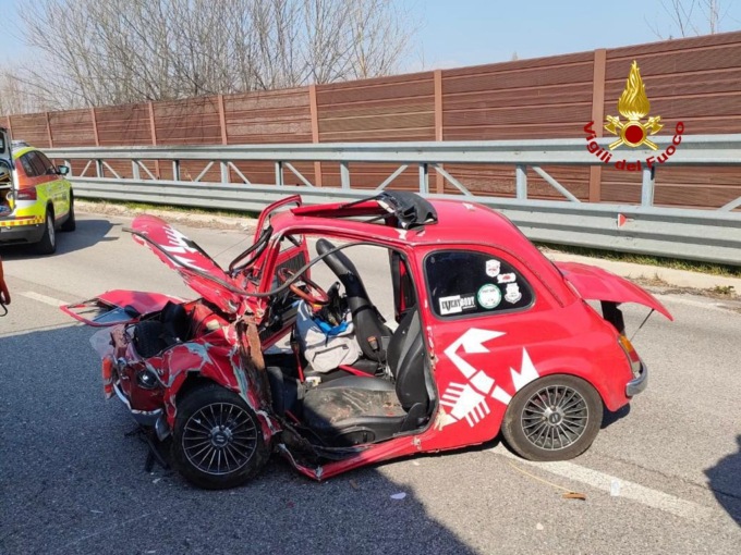 Schianto in tangenziale con la Fiat 500 storica: muore poliziotto di 41 anni