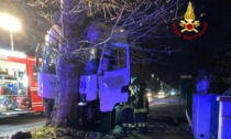 Botto tremendo a Vigonza, le foto del camion che si è schiantato contro un albero