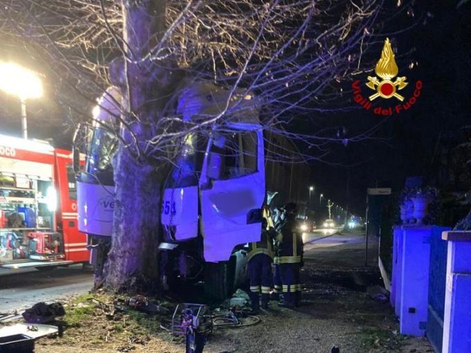 Botto tremendo a Vigonza, le foto del camion che si è schiantato contro un albero