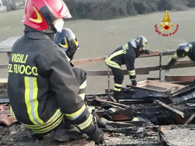 Incendio tetto nella palazzina a Selvazzano, tre persone intossicate