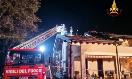 A fuoco il tetto di un'abitazione: dopo sei ore i pompieri sono riusciti a domare le fiamme