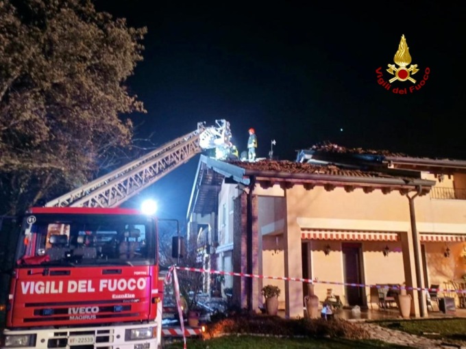A fuoco il tetto di un’abitazione: dopo sei ore i pompieri sono riusciti a domare le fiamme