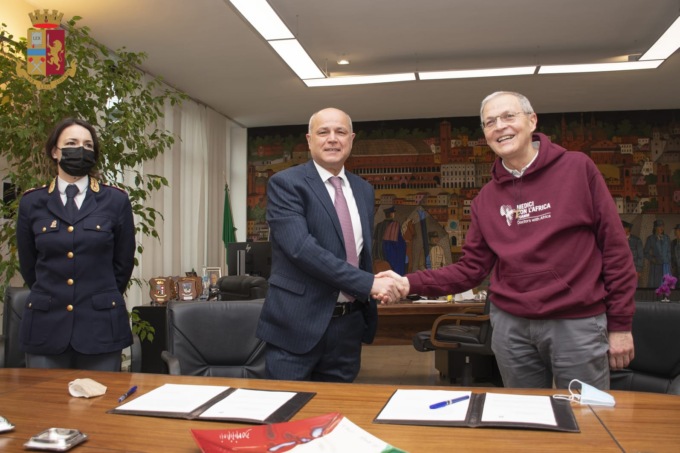 I volontari del Cuamm in supporto dello sportello immigrazione della Questura