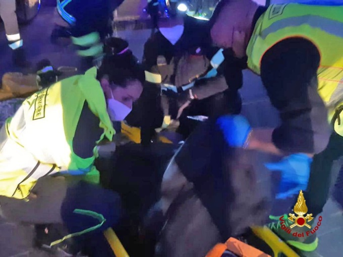 Toglie la grata per recuperare un anello ma precipita per tre metri nella bocca di lupo: 24enne ferito