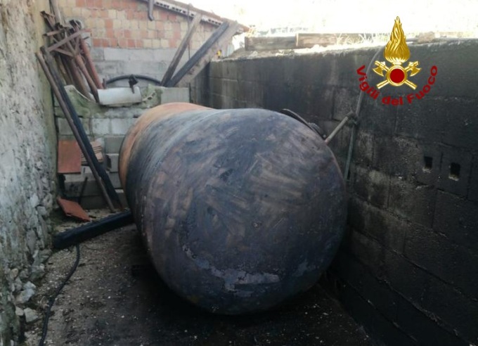 Parte una fiammata dalla vecchia cisterna in fase di smantellamento: operaio resta ustionato