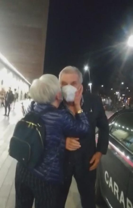 E’ in gita a Padova con la moglie, ma si perde: riesce a riabbracciarla grazie ai Carabinieri