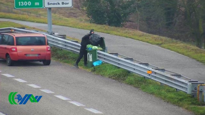 Rifiuti abbandonati sull’autostrada A4 (e non solo), partono le prime denunce