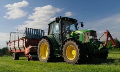 Travolto dal trattore con cui stava arando il campo: morto 69enne