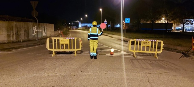 Chiodi e rivetti gettati in strada da ignoti, chiuso il sottopasso a Fontaniva