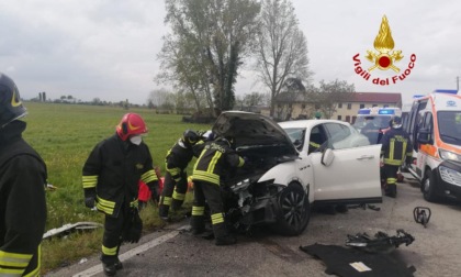 Terribile frontale tra Maserati e Bmw a Piazzola sul Brenta, morto un 53enne