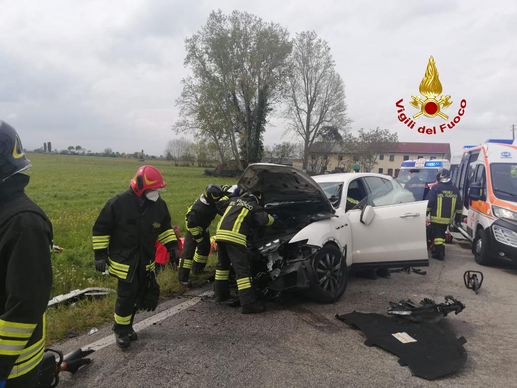 Terribile frontale tra Maserati e Bmw a Piazzola sul Brenta, morto un 53enne