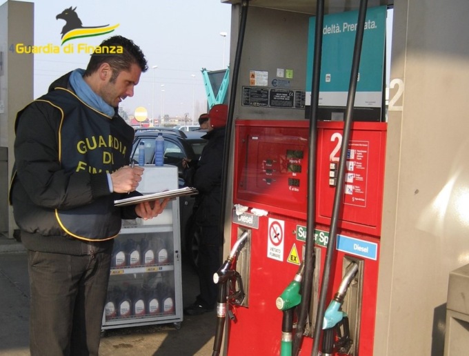 Prezzi della benzina gonfiati al distributore, cinque gestori multati a Padova e provincia