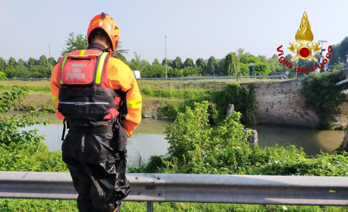 Tragedia a Padova, ciclista finisce nel Bacchiglione e muore annegato