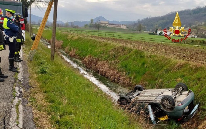 Perde il controllo dell’auto che finisce rovesciata in un canale di scolo