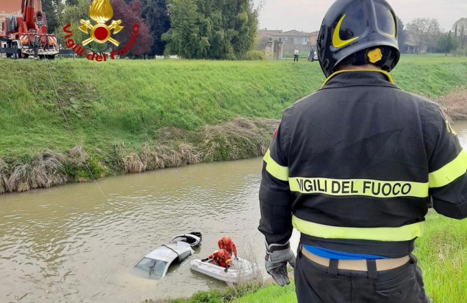 Este, finisce con l’auto nel fiume Gorzone: conducente vivo per miracolo