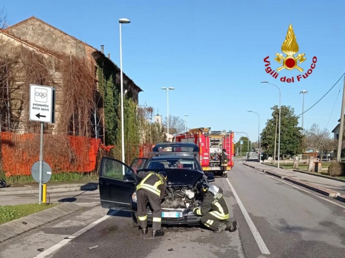 Camposampiero, incidente tra due auto: ferite entrambe le conducenti