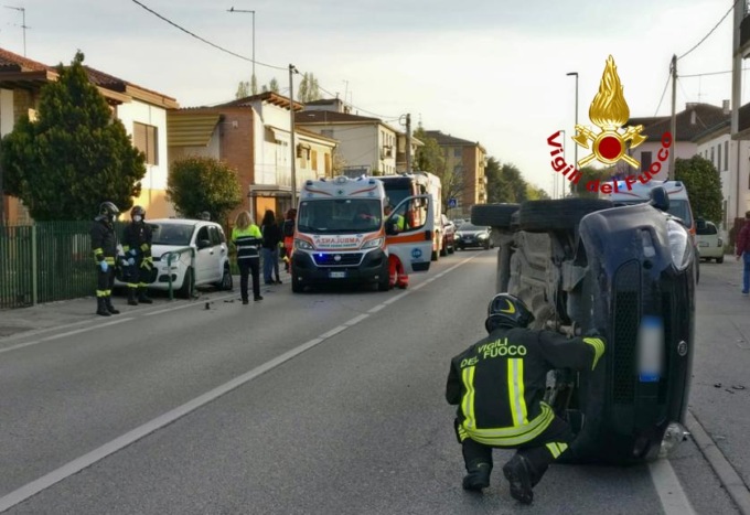 Padova, schianto tra auto: una finisce rovesciata, l’altra si incastra in un archetto. Due feriti