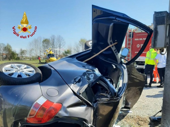 Villa del Conte, le foto dell’auto finita rovesciata contro un palo di cemento: grave una donna