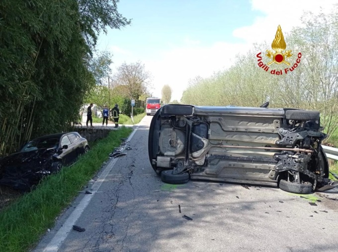 Scontro tra due auto, una si rovescia sul fianco e l’altra finisce nel fossato: 4 feriti tra cui 2 bimbe
