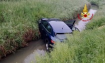 Perde il controllo dell'auto e vola per diversi metri nel campo incastrandosi nel fosso