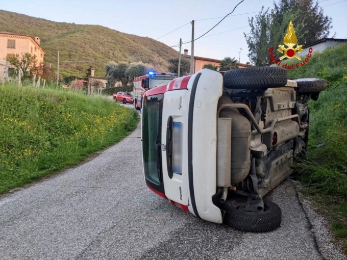 Grave incidente a Rovolon, auto si ribalta su un fianco: 70enne in ospedale