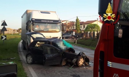 Tremendo frontale tra auto e camion a Villa del Conte: morta una 20enne