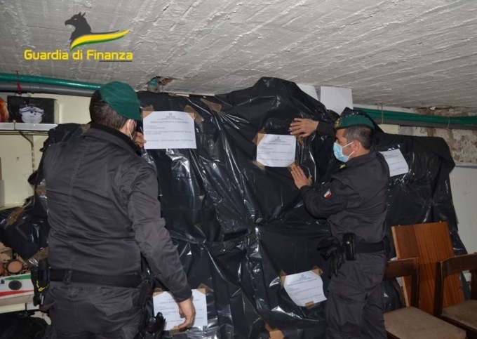 Cibo etnico e bevande con ingredienti “misteriosi”: maxi sequestro nel quartiere Stanga