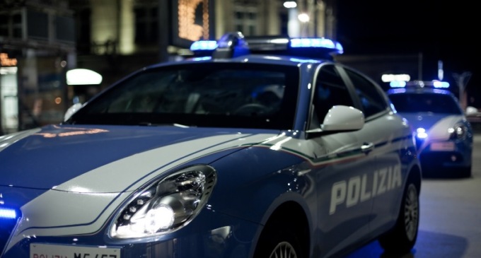 Padova, aggredisce i passanti in strada e lancia sassi contro le auto: tunisino arrestato ed espulso