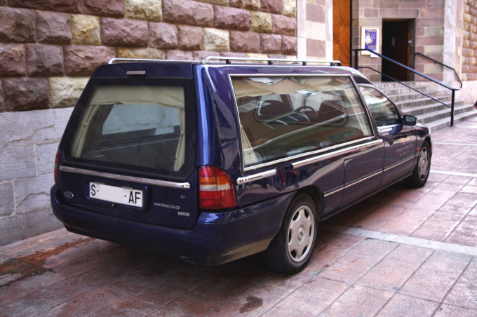 Interrompono il corteo funebre per multare il carro con la salma a bordo