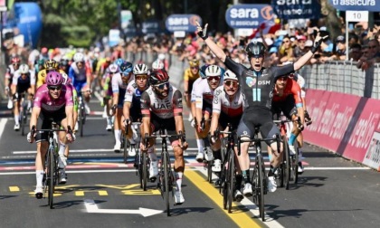 Giro d'Italia 2022, la zampata del "Daino" da Abano sul traguardo di Reggio Emilia